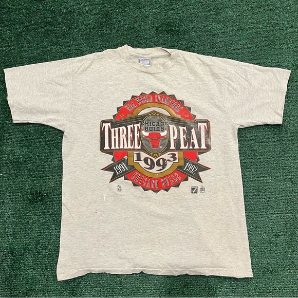 🏀 Vintage 90’s Chicago Bulls ‘Three Peat’ Tee - Picture 4 of 5